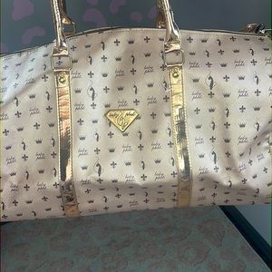 I am selling a travel bag! It’s brand new hasn’t been used!